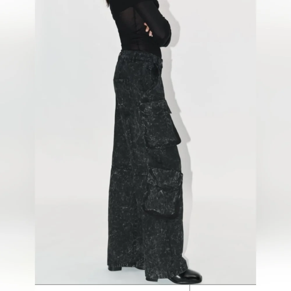 Zara Relaxed Mid Rise Cargo Utility jeans